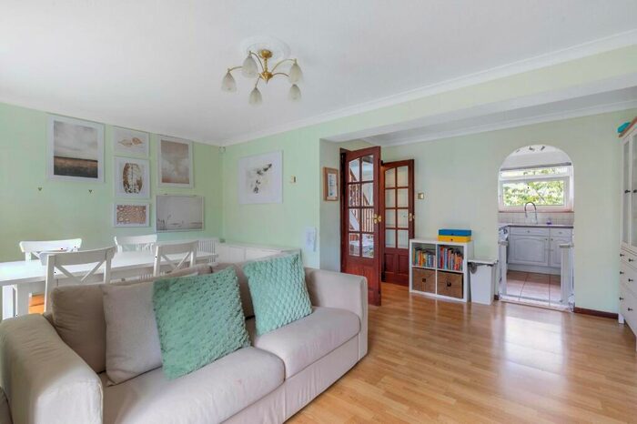 2 Bedroom Maisonette To Rent In Founders Gardens, London, SE19