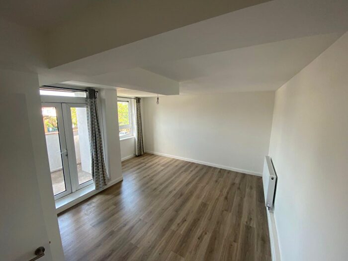 3 Bedroom Maisonette To Rent In Buttsbury Road, Ilford, IG1