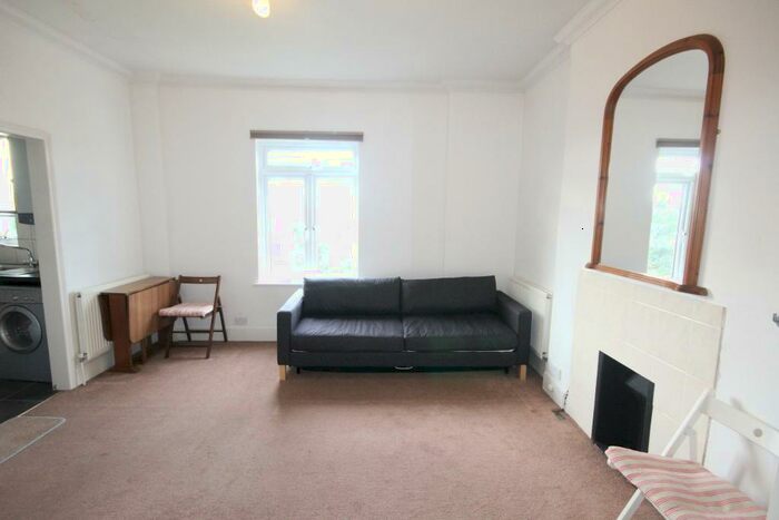 Flat To Rent In Upton Park, Slough, SL1