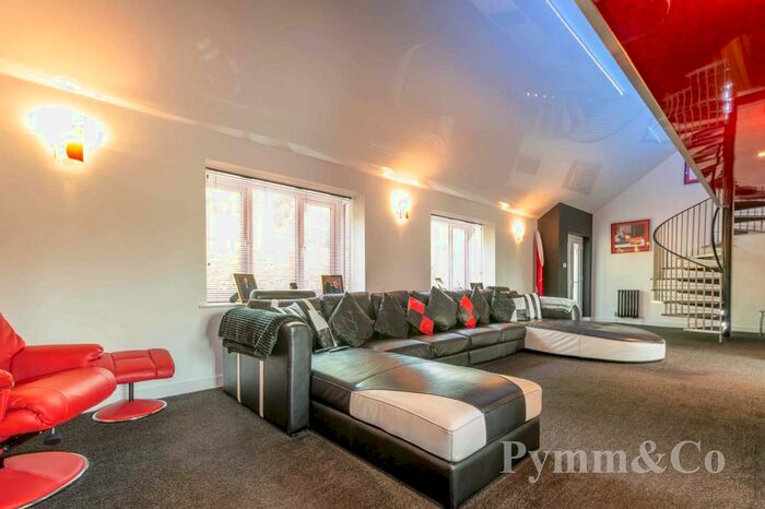 2 Bedroom Chalet For Sale In Cock Street, Barford, NR9