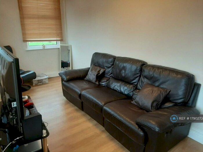 1 Bedroom Flat To Rent In Kirkstall Lane, Leeds, LS5