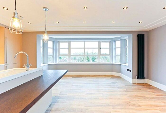 2 Bedroom Flat To Rent In Colney Hatch Lane, London, N10