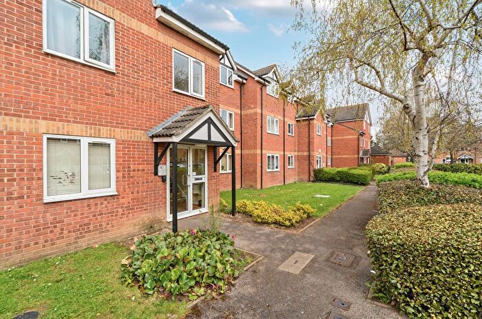 2 Bedroom Flat For Sale In Foxglove Way, Wallington, SM6