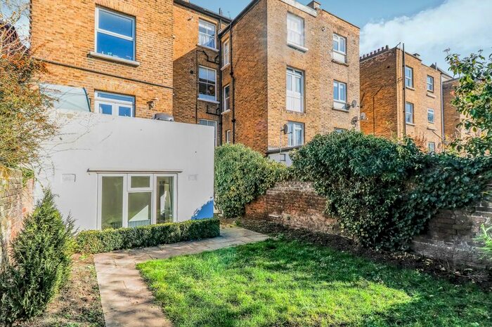 2 Bedroom Flat To Rent In St. Andrews Square, Surbiton, KT6