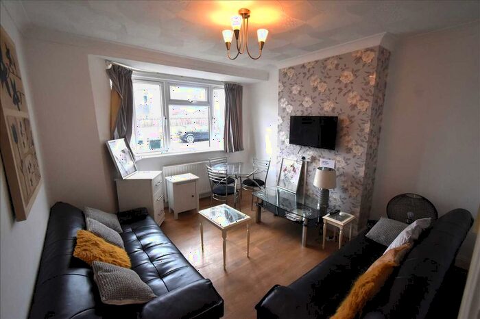 2 Bedroom Maisonette To Rent In Holmleigh Avenue, Dartford, DA1