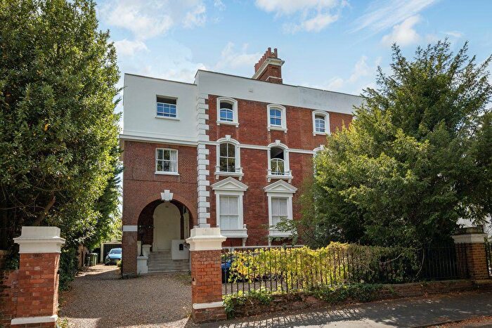 3 Bedroom Flat For Sale In Palace Road, East Molesey, KT8
