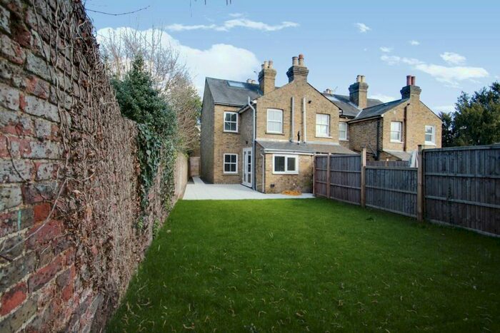 3 Bedroom Cottage To Rent In Bangors Road South, Iver, SL0