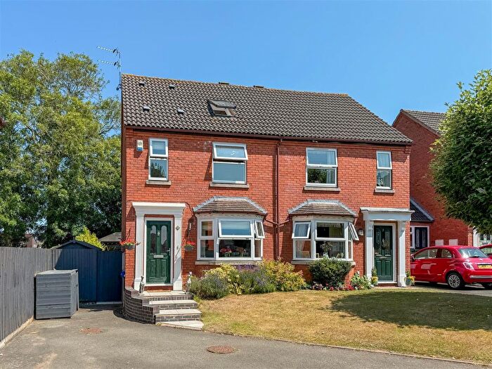 3 Bedroom Semi-Detached House To Rent In Robinia Close, Leamington Spa, CV32