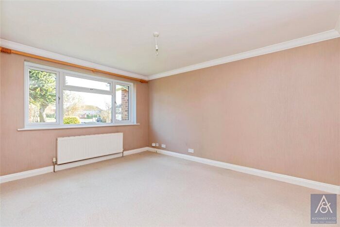 2 Bedroom Bungalow For Sale In Elm Drive, Deanshanger, Milton Keynes, MK19