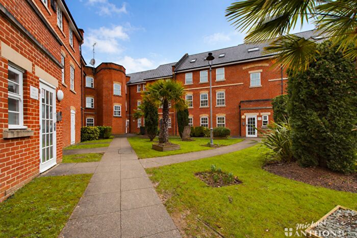 2 Bedroom Flat For Sale In Florey Gardens, Aylesbury, HP20
