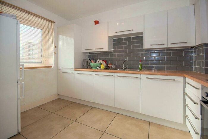 1 Bedroom Flat To Rent In Park South, Austin Road, SW11