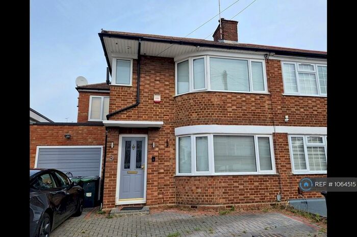 3 Bedroom Semi-Detached House To Rent In Barr Road, Potters Bar, EN6