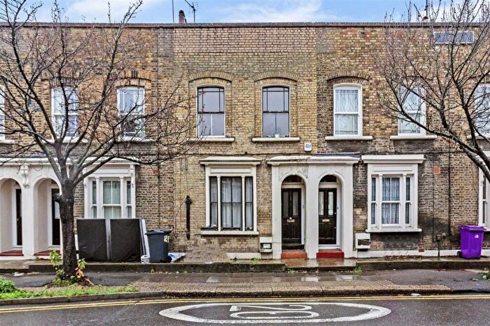 3 Bedroom Terraced House To Rent In Old Ford Road, Bethnal Green, E2