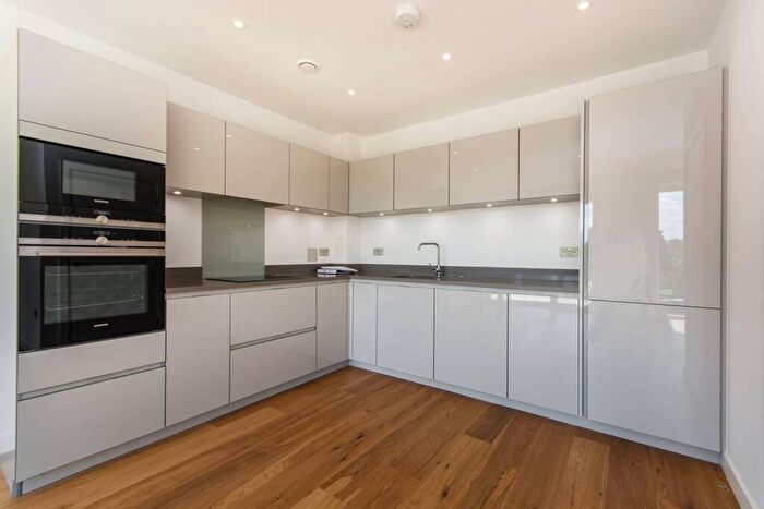 2 Bedroom Flat To Rent In St John's Way, Clapham Junction, London, SW11