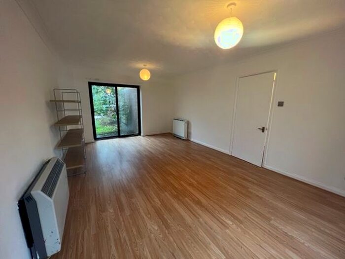 2 Bedroom Apartment To Rent In Severn Grove, Cardiff, CF11