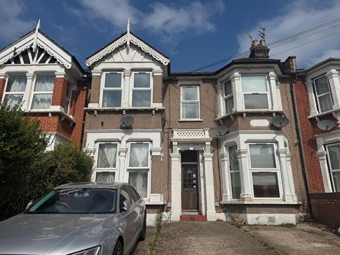 3 Bedroom Flat To Rent In Seymour Gardens, Cranbrook, Ilford, Redbridge, IG1