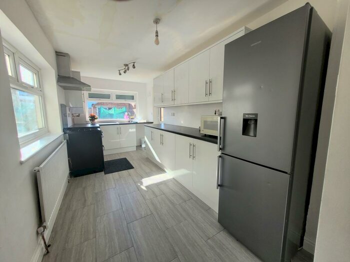 1 Bedroom Flat To Rent In Petersfield Avenue, Slough, SL2