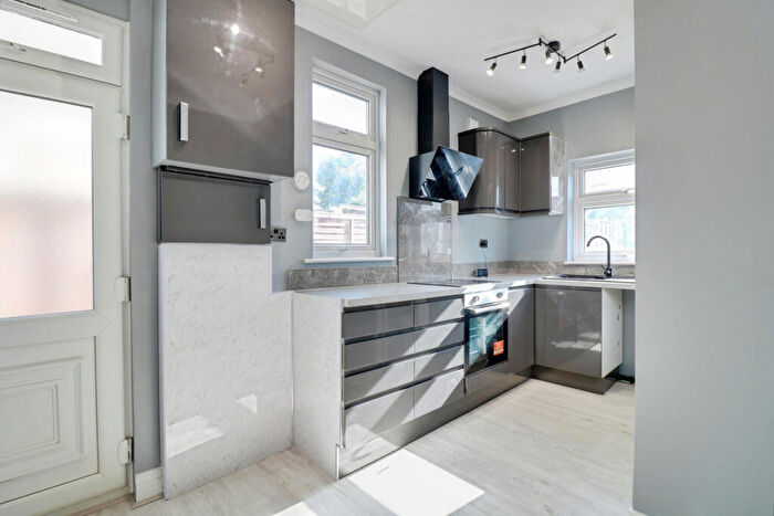 3 Bedroom End Of Terrace House To Rent In Colchester Road, Southend-on-sea, SS2