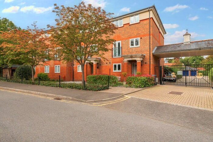 2 Bedroom Flat To Rent In Chaucer Close, Windsor, SL4