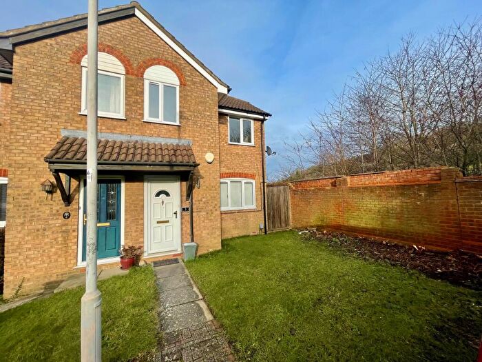 3 Bedroom Semi-Detached House To Rent In Benington Close, Luton, LU2