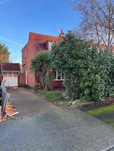 3 Bedroom Semi-Detached House To Rent In Petworth Road, London, N12