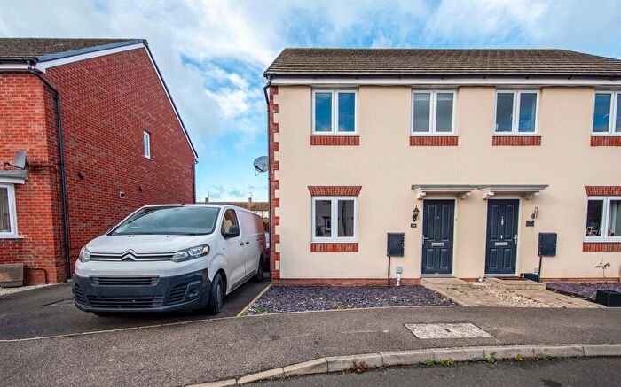 3 Bedroom Semi-Detached House For Sale In Chimney Crescent, Irthlingborough, Wellingborough, NN9