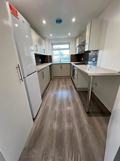 2 Bedroom Flat To Rent In Turners Hill, Cheshunt, EN8