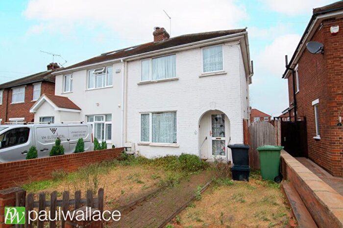 3 Bedroom Semi Detached House For Sale In Highbury Avenue, Hoddesdon, EN11