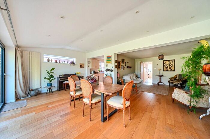 3 Bedroom Semi Detached House For Sale In Croft Road, Mortimer Common, Reading, Berkshire, RG7