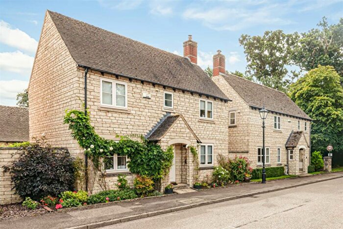 3 Bedroom Detached House For Sale In Woodside Drive, Bradwell Village, Nr Burford, OX18
