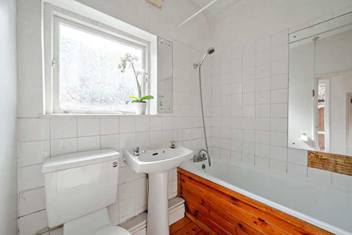 1 Bedroom Apartment For Sale In Dinsdale Road, Blackheath, SE3
