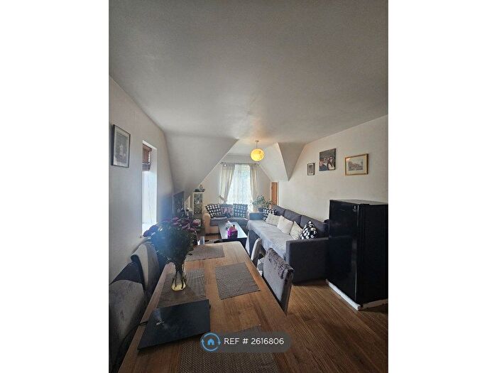 2 Bedroom Flat To Rent In Oxhey Lodge, Harrow, HA1