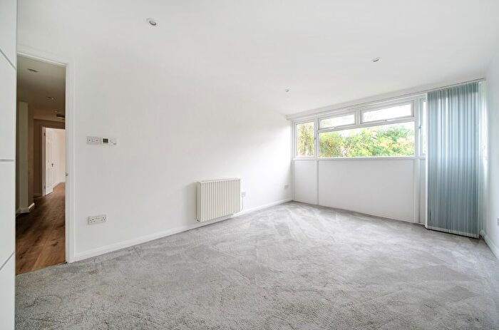 2 Bedroom Flat For Sale In Damon Close, Sidcup, DA14
