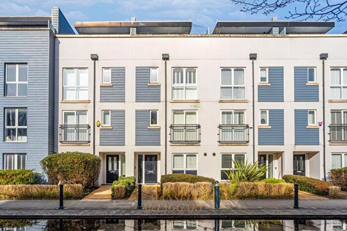 5 Bedroom Terraced House For Sale In Canalside, Redhill, RH1