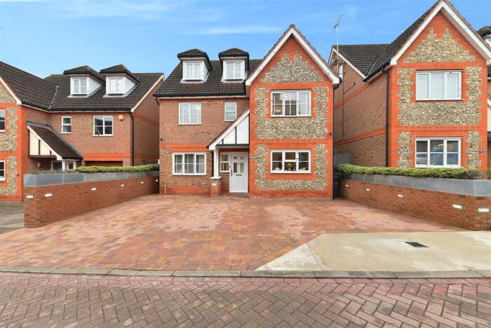 5 Bedroom Detached House For Sale In Mount Keen, Stevenage, SG1