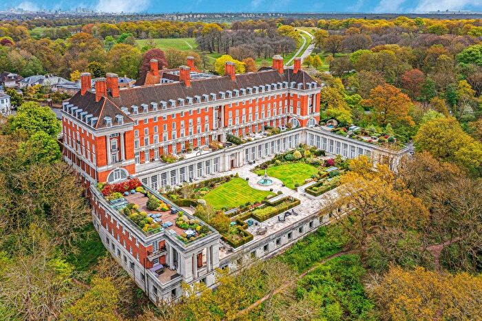 2 Bedroom Flat For Sale In Richmond Hill, Richmond, TW10