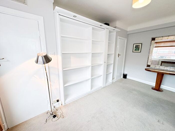 Studio To Rent In Balham High Road, London, SW17