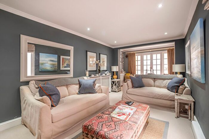 2 Bedroom Flat For Sale In Langford Road, London, SW6