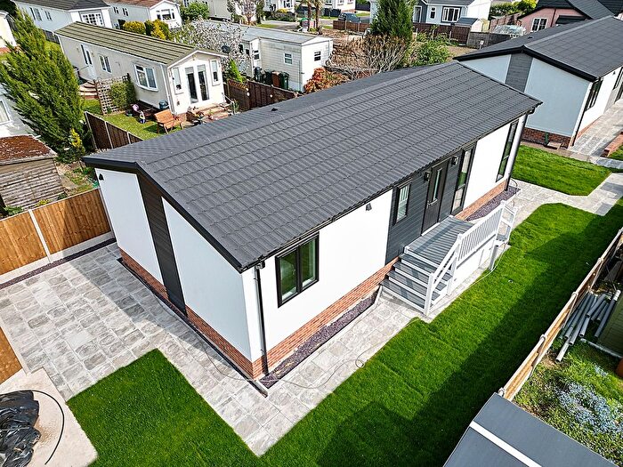 2 Bedroom Mobile/park Home For Sale In Grosvenor Avenue, Kings Langley, Hertfordshire, WD4