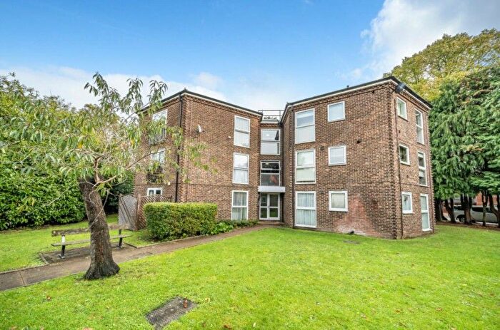 2 Bedroom Flat To Rent In Quinneys, Farnborough, GU14