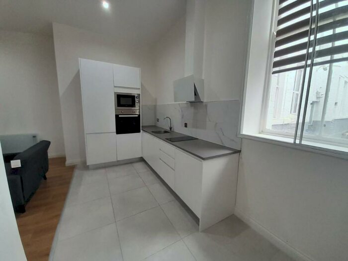 1 Bedroom Apartment To Rent In Well Street, Bradford, West Yorkshire, BD1