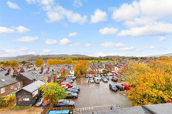 2 Bedroom Flat For Sale In High Street, Dorking, Surrey, RH4