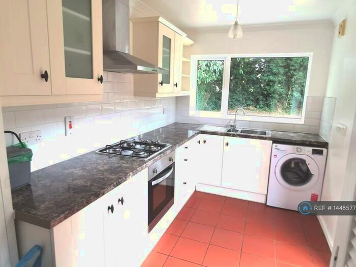 3 Bedroom Semi-Detached House To Rent In Devitt Close, Reading, RG2