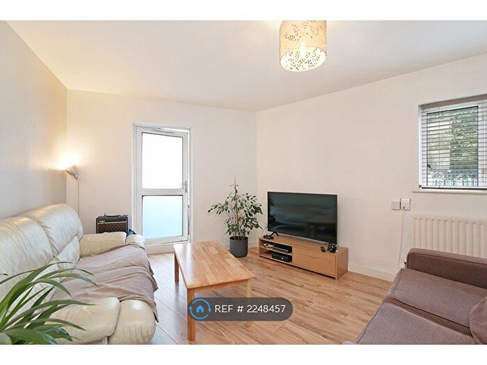 4 Bedroom Flat To Rent In Fender Court, London, SW4