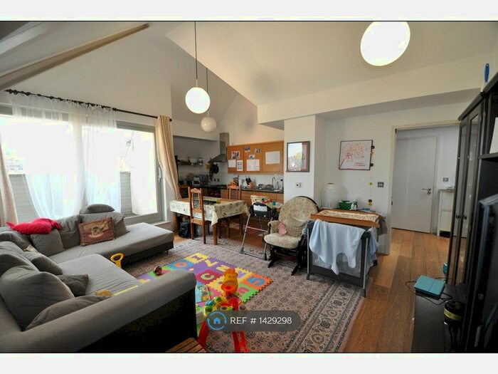 2 Bedroom Flat To Rent In Schoolhouse Yard, London, SE18