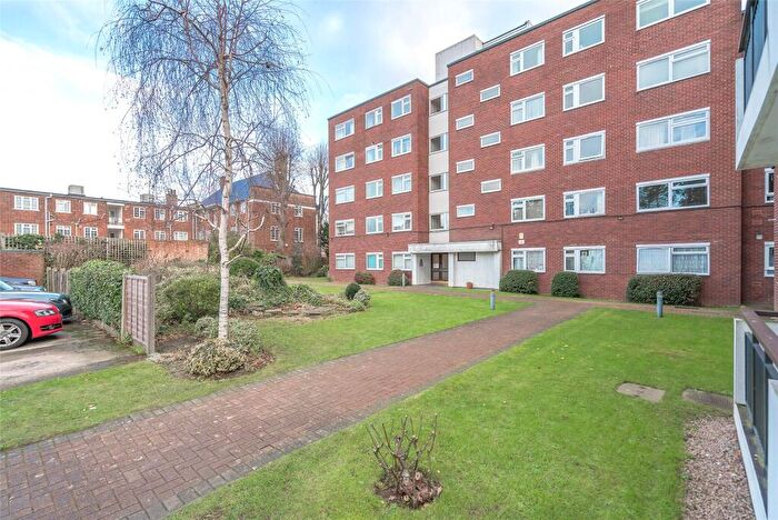 2 Bedroom Apartment For Sale In The Fountains, Ballards Lane, London, N3