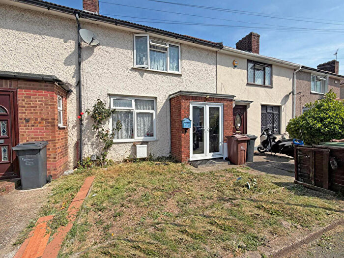 3 Bedroom Terraced House For Sale In Ivyhouse Road, Dagenham, Essex, RM9