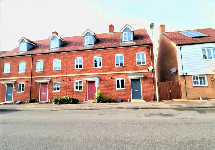 3 Bedroom Town House To Rent In Finn Farm Road, Kingsnorth, Ashford TN25