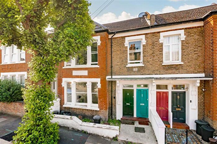 1 Bedroom Flat For Sale In Kelmscott Road, Between The Commons, SW11