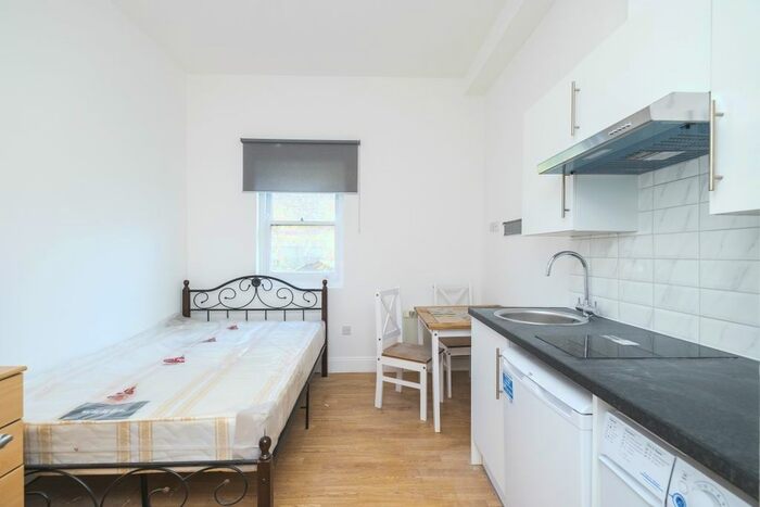 Studio To Rent In Ladbroke Grove, London W10